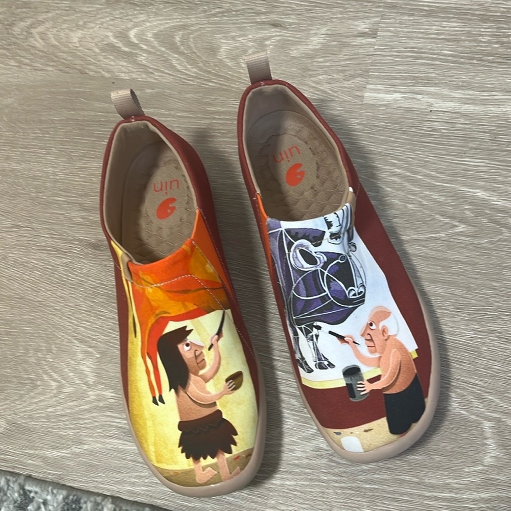 UIN walking shoes